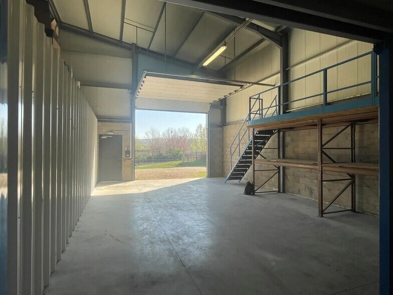 Local d’activités dans Ecquevilly à louer - Photo de l’immeuble – Image 3 sur 5