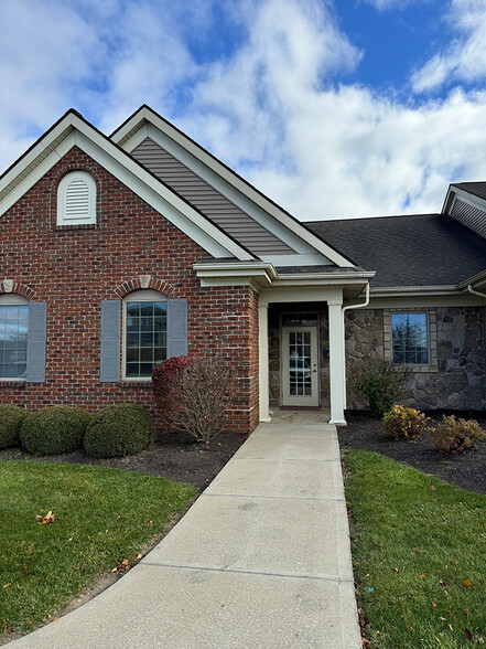 12912 Coldwater Rd, Fort Wayne, IN à louer - Photo de l’immeuble – Image 1 sur 11
