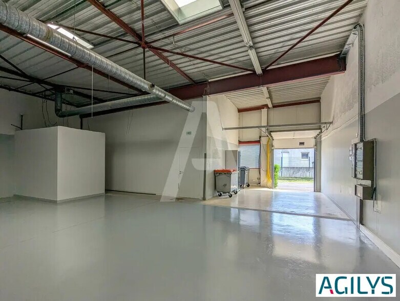 Local d’activités dans Villebon-sur-Yvette à louer - Photo de l’immeuble – Image 2 sur 9