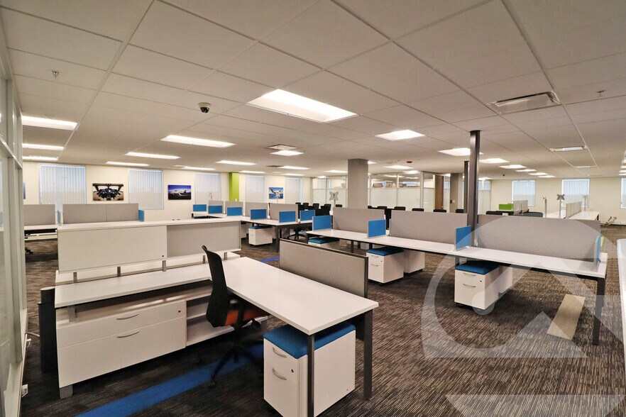27100 W 11 Mile Rd, Southfield, MI à louer - Photo de l’immeuble – Image 3 sur 13