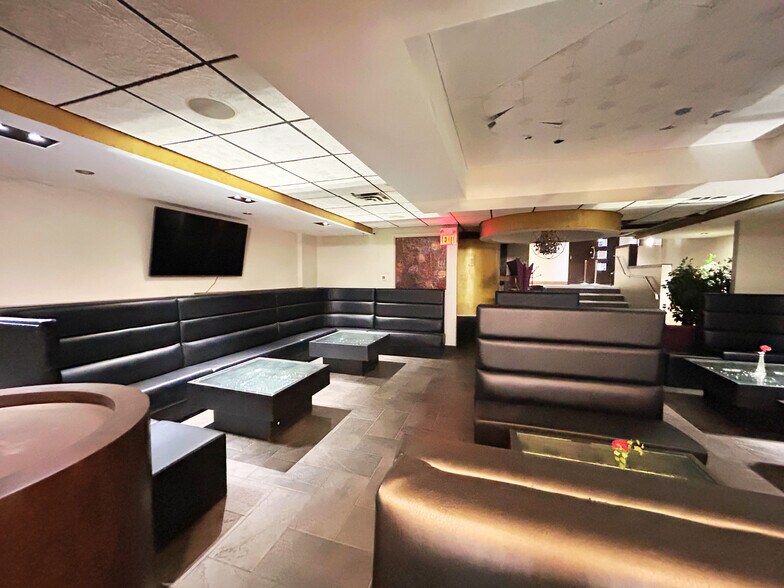 10511 82 Av NW, Edmonton, AB à vendre - Photo de l’immeuble – Image 2 sur 15