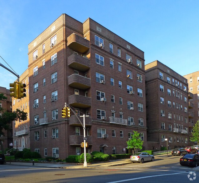 6861 Yellowstone Blvd, Flushing, NY à vendre - Photo de l’immeuble – Image 3 sur 14