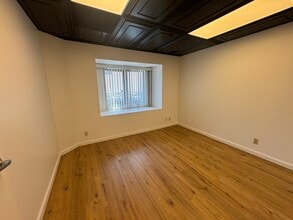 15928 Ventura Blvd, Encino, CA à louer Photo de l’immeuble– Image 1 sur 2