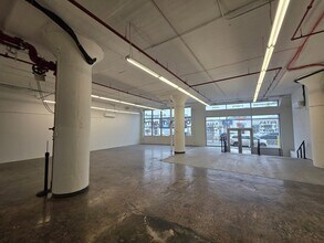 37-20 Northern Boulevard Blvd, Long Island City, NY à louer Photo intérieure– Image 2 sur 4