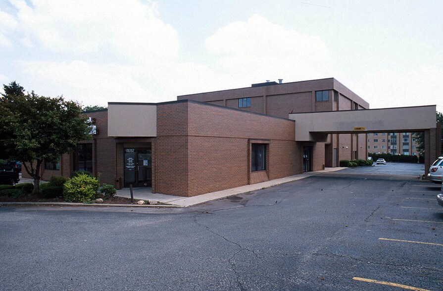 25757-25761 Lorain Rd, North Olmsted, OH à louer - Photo de l’immeuble – Image 1 sur 7