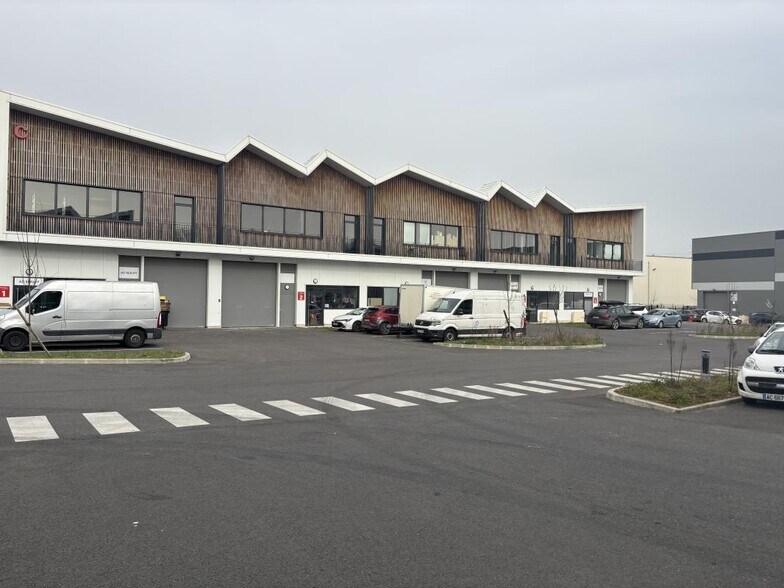 Local d’activités dans Montmagny à louer - Photo de l’immeuble – Image 1 sur 38