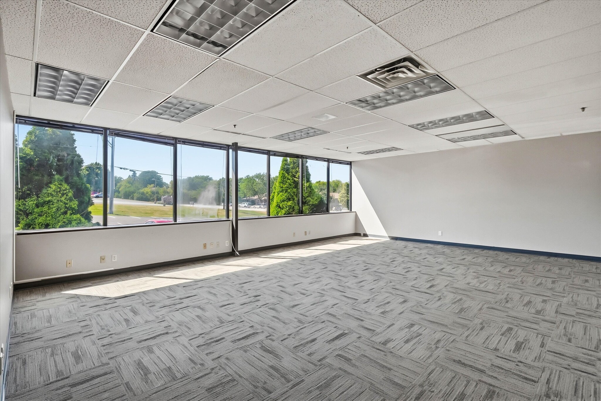 601-611 N Barker Rd, Brookfield, WI à louer Photo intérieure– Image 1 sur 2