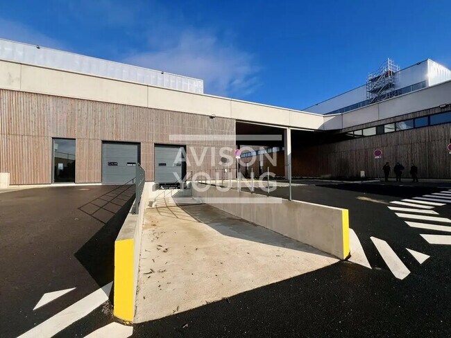 Plus de détails pour Local d'activités à louer