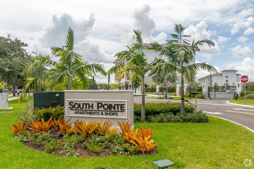 8205 Commerce Way, Miami Lakes, FL à louer - Photo de l’immeuble – Image 2 sur 45