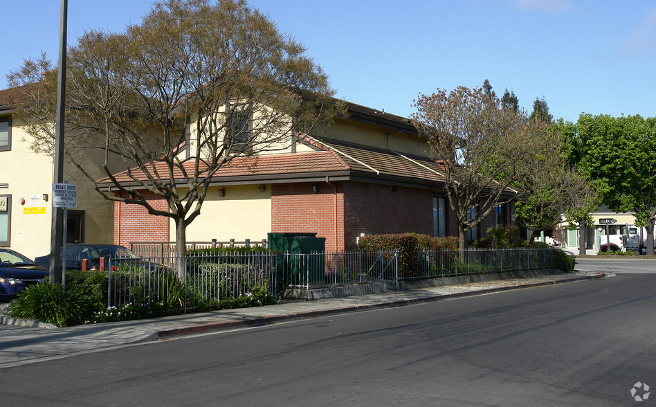 777 Woodside Rd, Redwood City, CA à louer - Photo principale – Image 1 sur 3