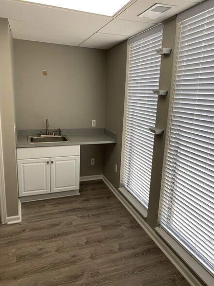 29800 Harper Ave, Saint Clair Shores, MI à louer - Photo de l’immeuble – Image 2 sur 3