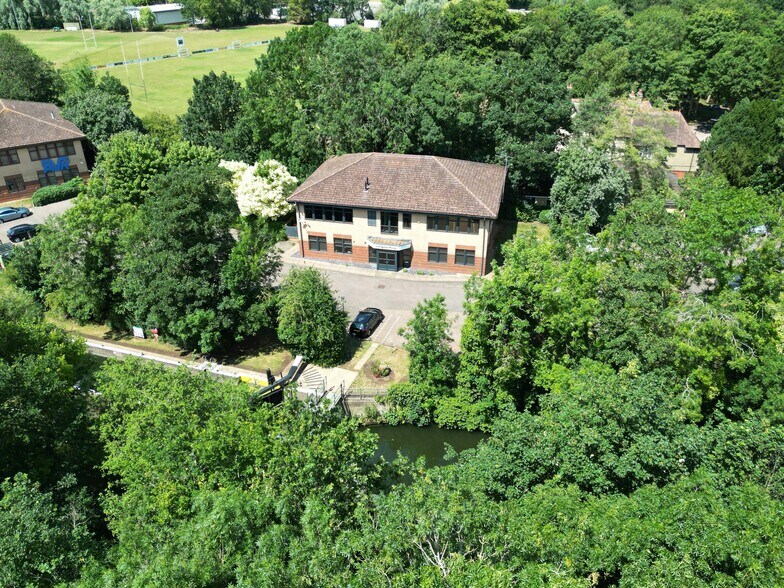 6 Rushmills, Northampton à louer - Photo de l’immeuble – Image 1 sur 8