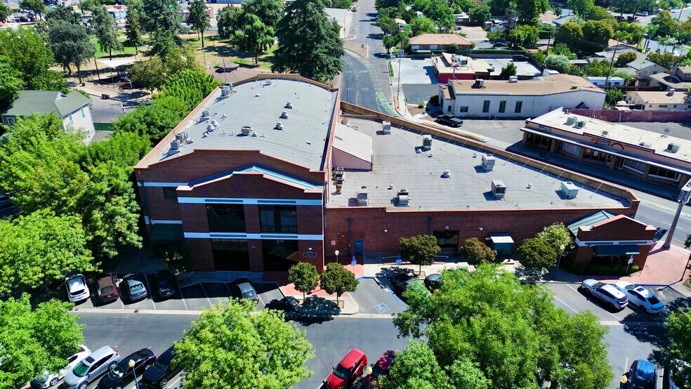 711 N Court St, Visalia, CA à vendre - Photo de l’immeuble – Image 2 sur 23