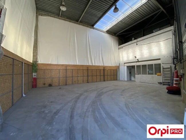 Plus de détails pour Local d'activités à louer