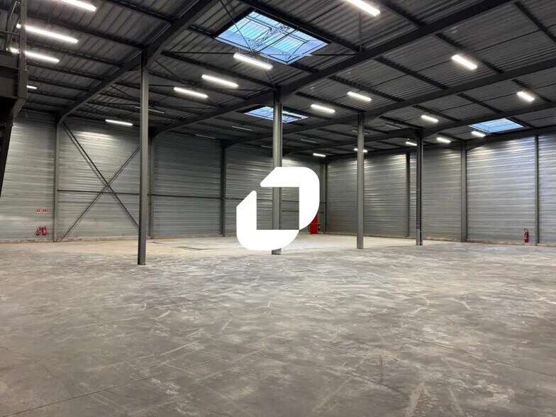 Local d’activités dans Chelles à louer - Photo de l’immeuble – Image 3 sur 5