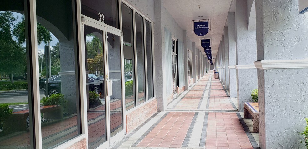 2600 NW 87th Ave, Doral, FL à louer - Photo de l’immeuble – Image 3 sur 3