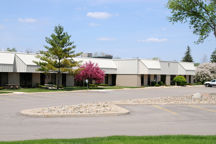 802-864 Phoenix Dr, Ann Arbor, MI à louer - Photo de l’immeuble – Image 1 sur 14