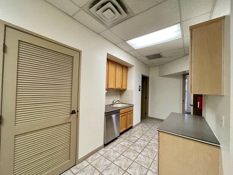 1168-1170 Center Point Dr, Henderson, NV à vendre - Photo de l’immeuble – Image 3 sur 40