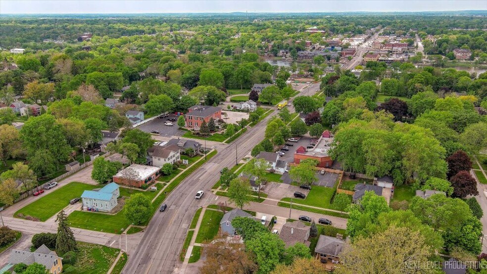 422 E State St, Geneva, IL à vendre - Photo de l’immeuble – Image 2 sur 22