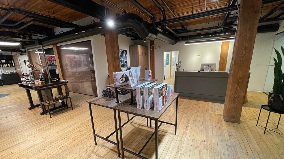 139 Market Ave, Winnipeg, MB à louer - Photo de l’immeuble – Image 3 sur 12