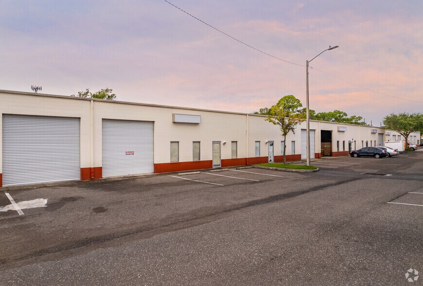 13355 Belcher Rd, Largo, FL à louer - Photo de l’immeuble – Image 1 sur 5