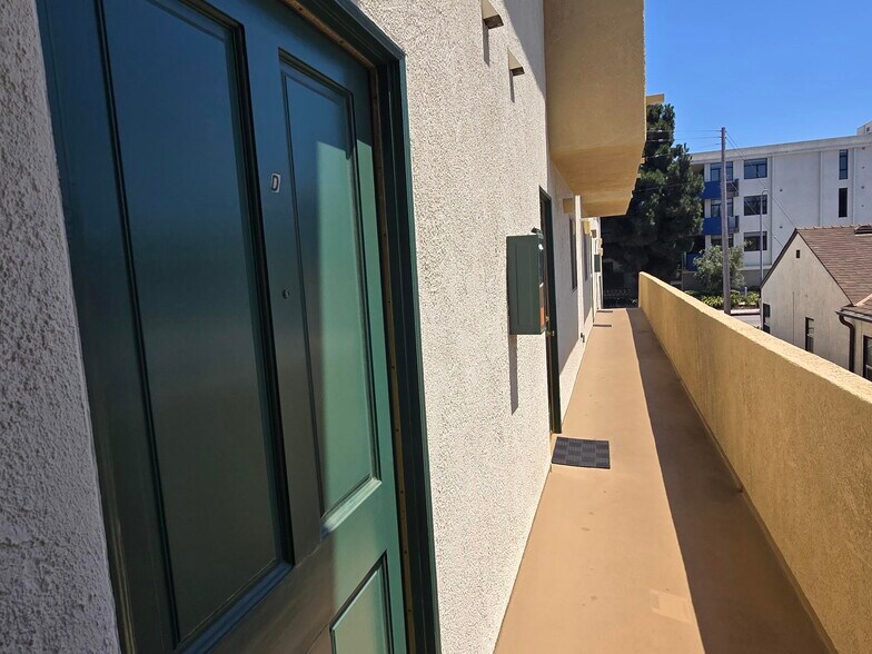10809 Palms Blvd, Los Angeles, CA à vendre - Photo de l’immeuble – Image 3 sur 7
