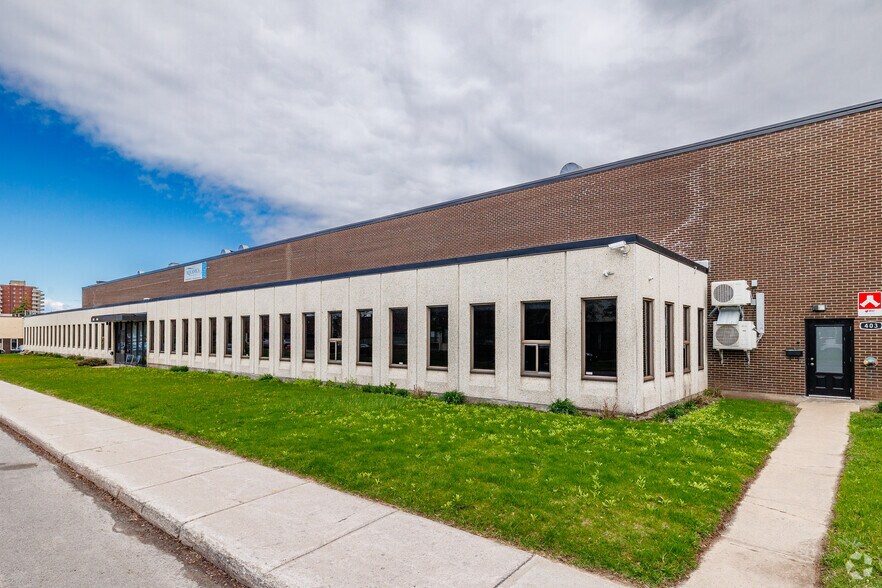 401-425 Blvd Montpellier, Montréal, QC à louer - Photo principale – Image 1 sur 7
