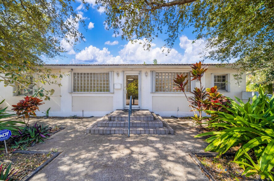 12540 NE 8th Ave, Miami, FL à louer - Photo de l’immeuble – Image 1 sur 17
