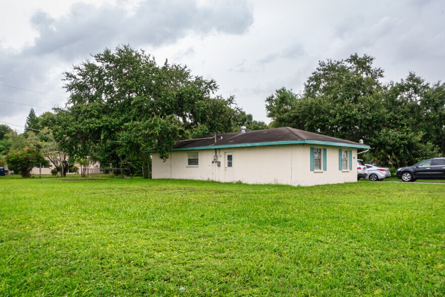 4223 53rd Ave E, Bradenton, FL à louer - Photo de l’immeuble – Image 3 sur 20