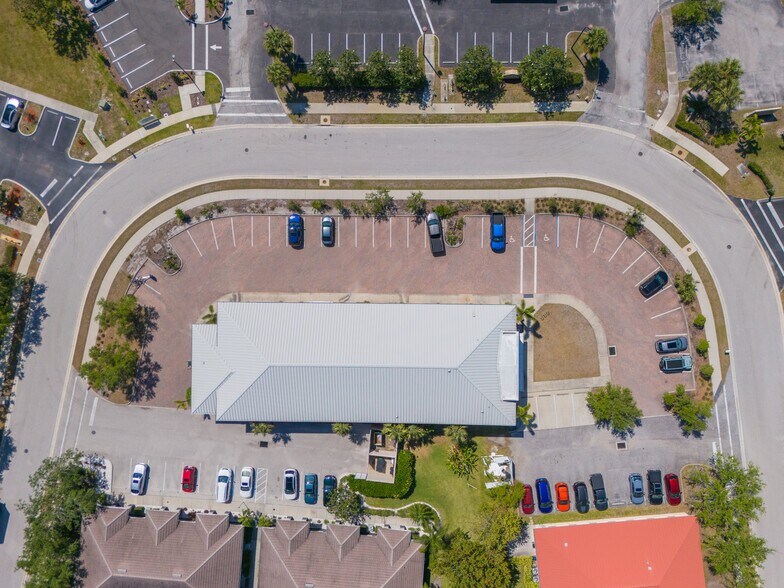 5261 Paylor Ln, Sarasota, FL à louer - Photo de l’immeuble – Image 3 sur 15