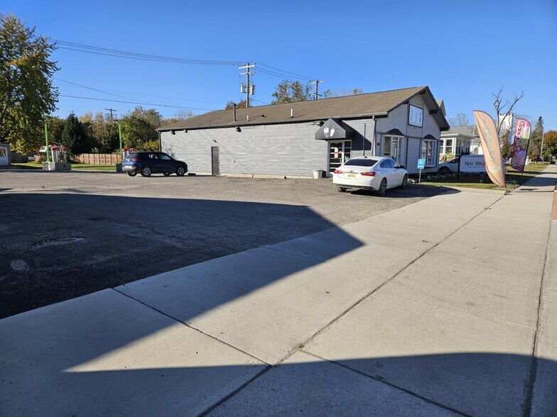 19162 Huron River Dr, New Boston, MI à vendre - Photo de l’immeuble – Image 3 sur 23