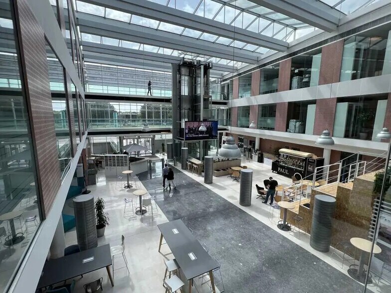 1 Rue Jacques Monod, Guyancourt à louer - Photo de l’immeuble – Image 3 sur 23