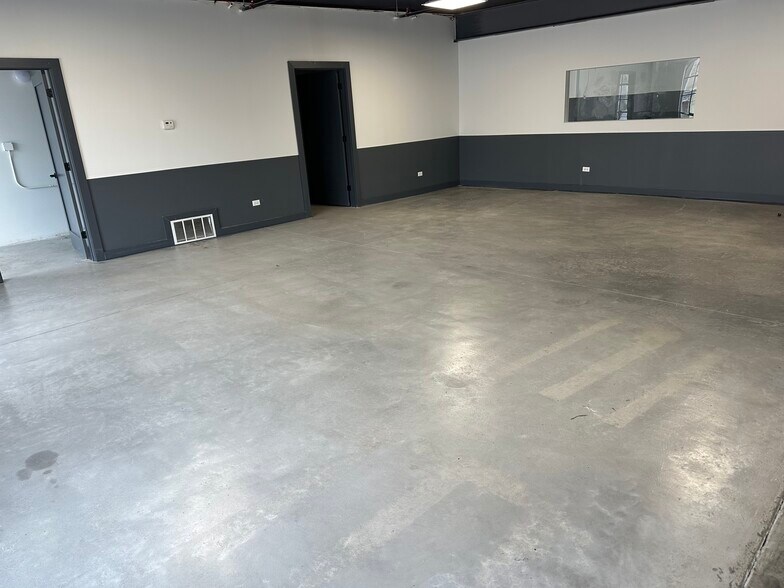 902 Grace st, Elgin, IL à louer - Photo de l’immeuble – Image 2 sur 6