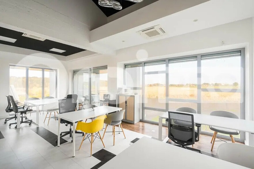 Bureau dans Saint-André-de-Corcy à louer - Photo de l’immeuble – Image 2 sur 12