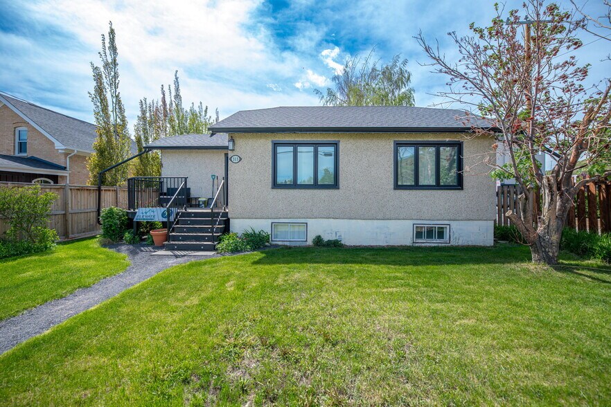 313 Ross Av, Cochrane, AB à vendre - Photo de l’immeuble – Image 2 sur 48