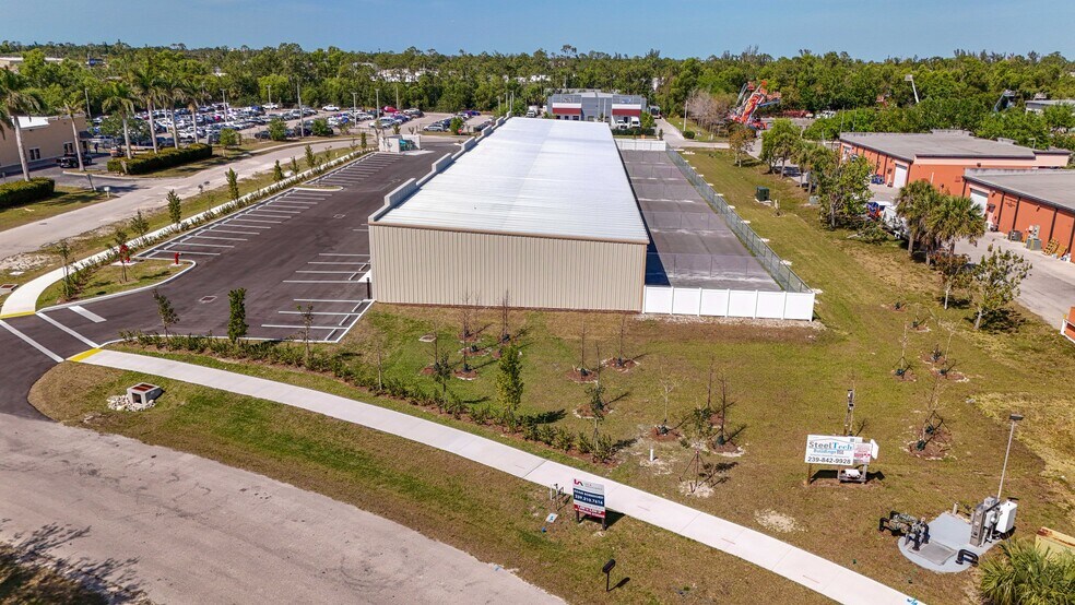 6551 Corporate Park Cir, Fort Myers, FL à louer - Photo de l’immeuble – Image 3 sur 10