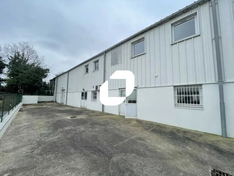 Local d'activités dans Morangis à vendre - Photo de l’immeuble – Image 2 sur 11