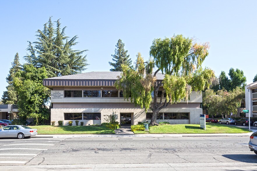 77 Scripps Dr, Sacramento, CA à louer - Photo de l’immeuble – Image 1 sur 1