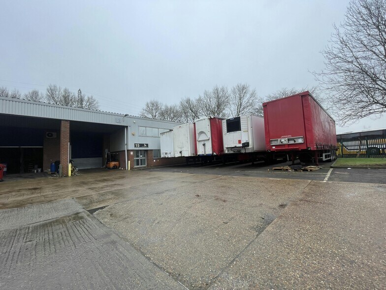 Farmbrough Clos, Aylesbury à louer - Photo de l’immeuble – Image 2 sur 39