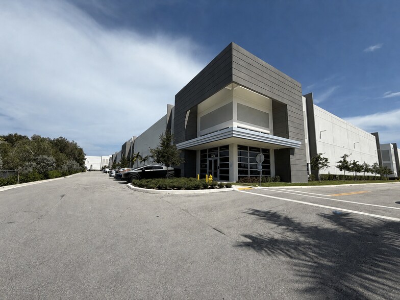 9675 NW 174th St, Hialeah, FL à louer - Photo de l’immeuble – Image 1 sur 10