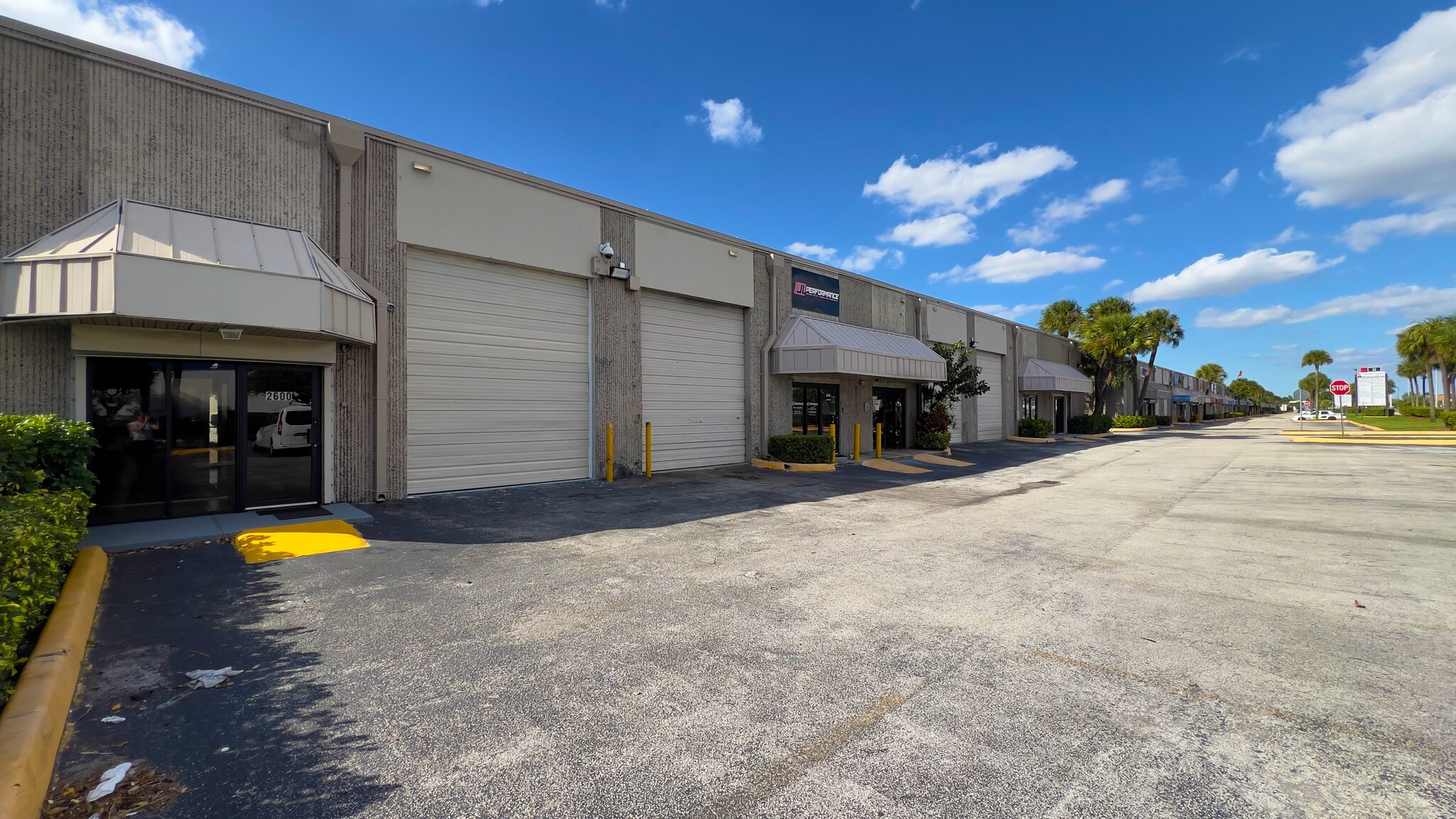 2600-2634 NW 72nd Ave, Miami, FL à louer Photo de l’immeuble– Image 1 sur 5