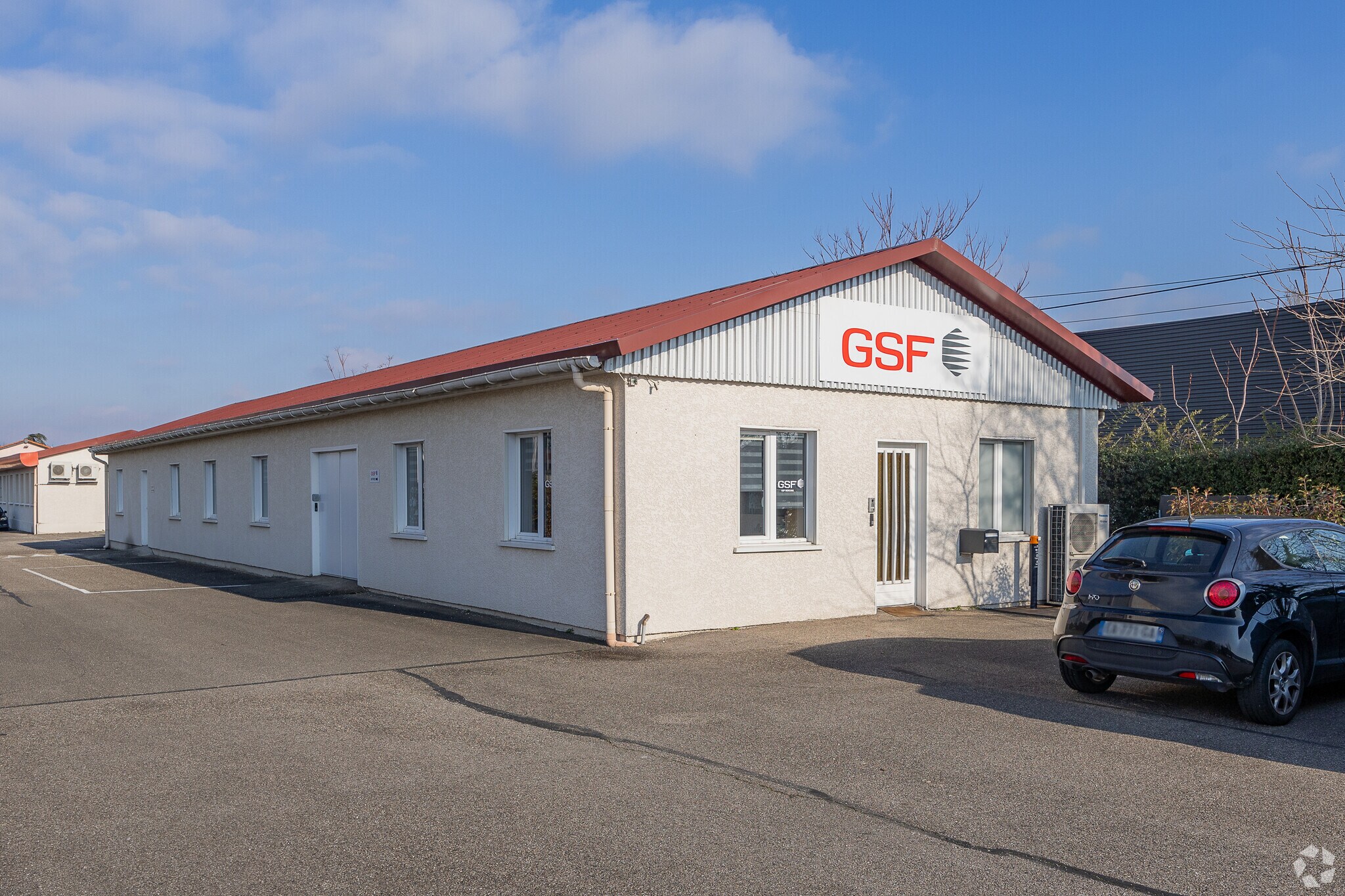 Local d’activités dans Décines-Charpieu à louer Photo de l’immeuble– Image 1 sur 4