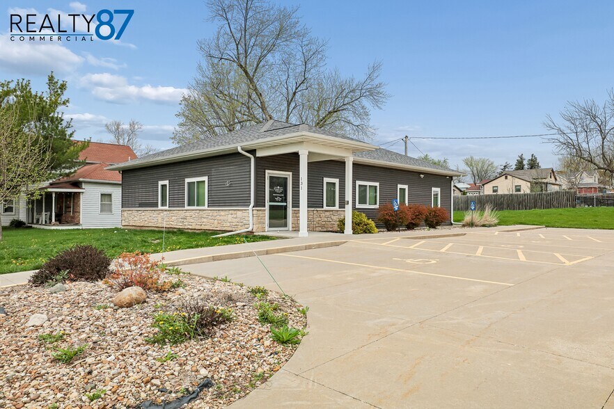 131 Main St, Shellsburg, IA à vendre - Photo principale – Image 1 sur 24