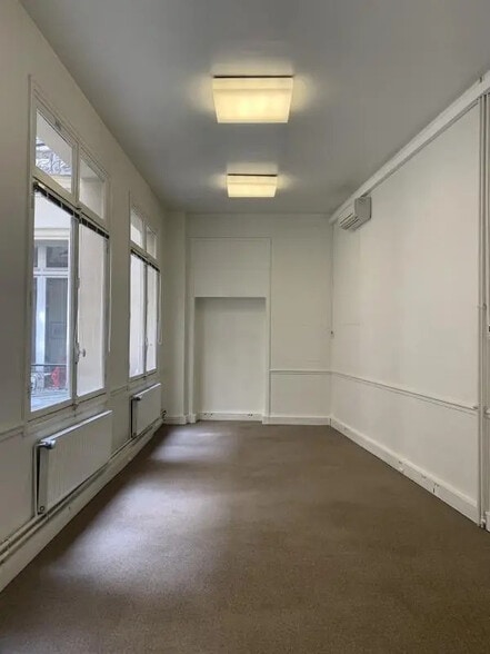 57 Rue Pierre Charron, Paris à louer - Photo de l’immeuble – Image 3 sur 11