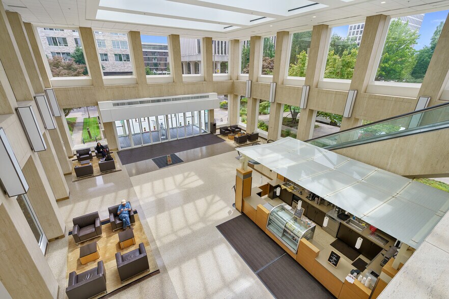 825 NE Multnomah St, Portland, OR à louer - Photo de l’immeuble – Image 3 sur 10