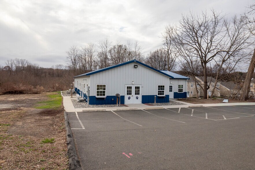 102 Grove St, Chicopee, MA à vendre - Photo de l’immeuble – Image 3 sur 22