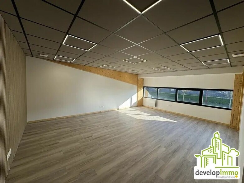Bureau dans Saint-André-sur-Orne à louer - Photo intérieure – Image 1 sur 4