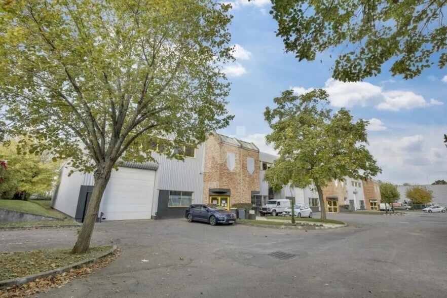 Local d’activités dans Buc à louer - Photo de l’immeuble – Image 1 sur 9