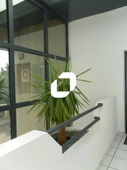 Bureau dans Fontaine à vendre - Photo de l’immeuble – Image 3 sur 8