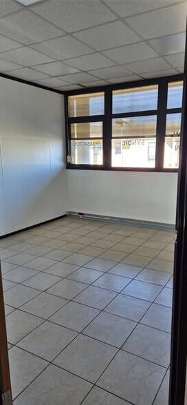 Bureau dans Bron à louer - Photo de l’immeuble – Image 2 sur 6